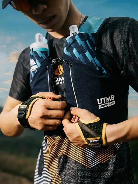 Chaleco de hidratación Aonijie edición UTMB World Series con botellas Soft Flask delanteras, ideal para carreras de trail running exigentes