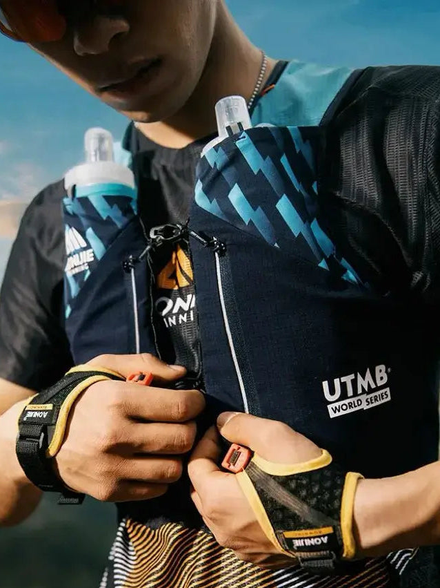 Chaleco de hidratación Aonijie edición UTMB World Series con botellas Soft Flask delanteras, ideal para carreras de trail running exigentes